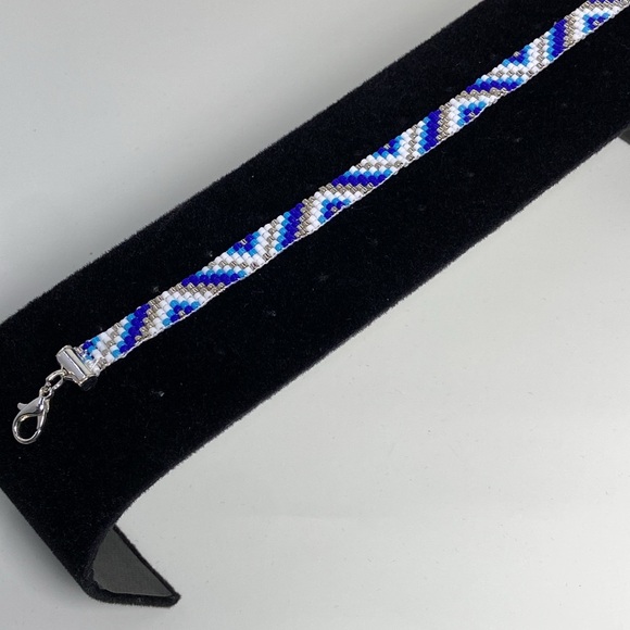 Traditional Native American Indian Style Glass Seed Bead Blue & Silver Bracelet - Picture 2 of 13